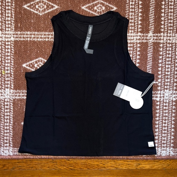 Vuori Tops - Vuori Energy Crop Tank Top VW123 Women's NWT Size Large Black NEW.❤️